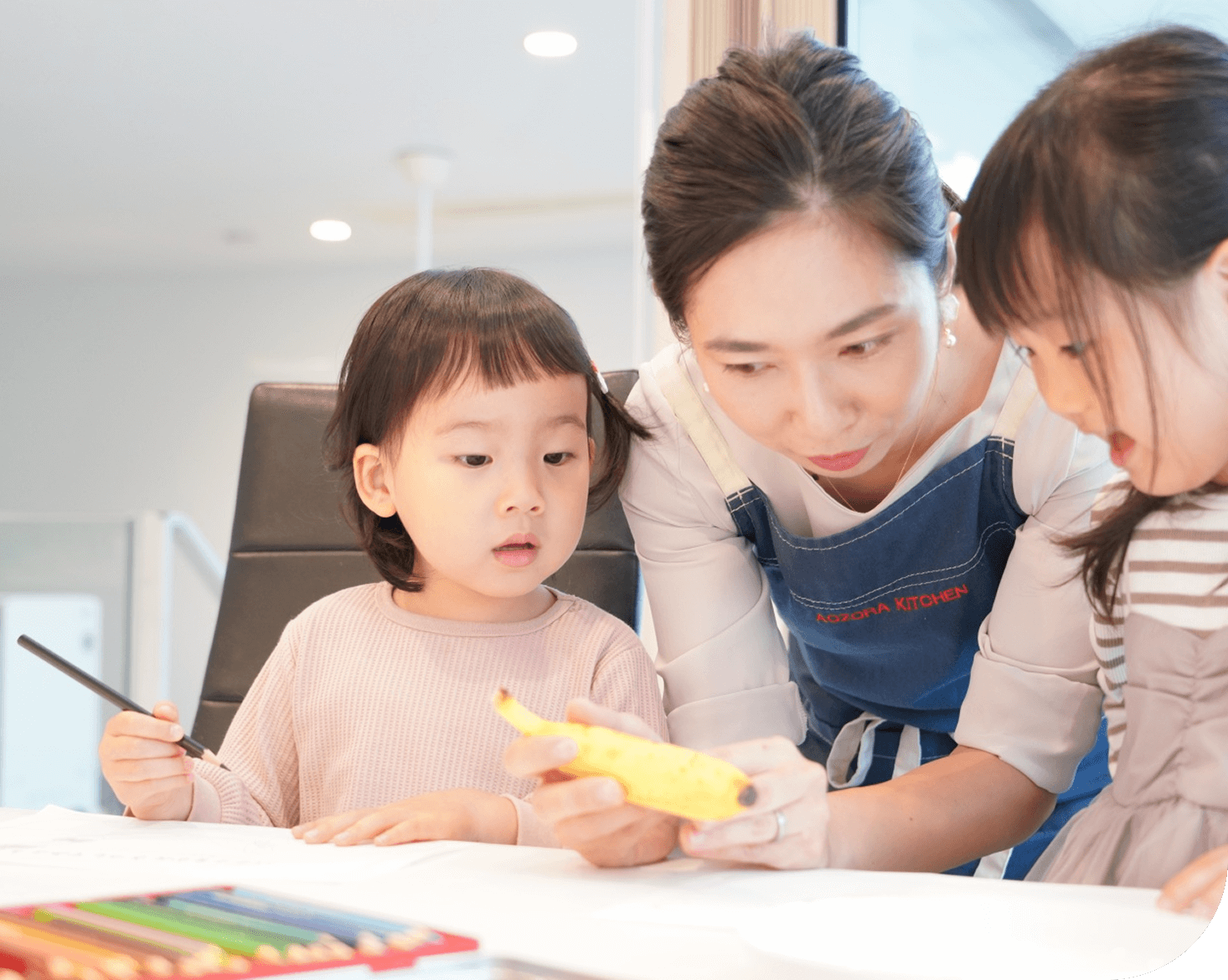 子どもたちが料理をするイメージ