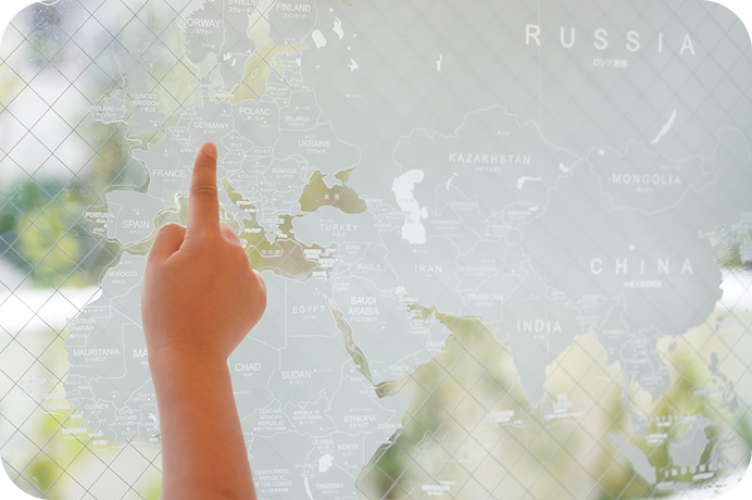 世界地図を指さす子ども
