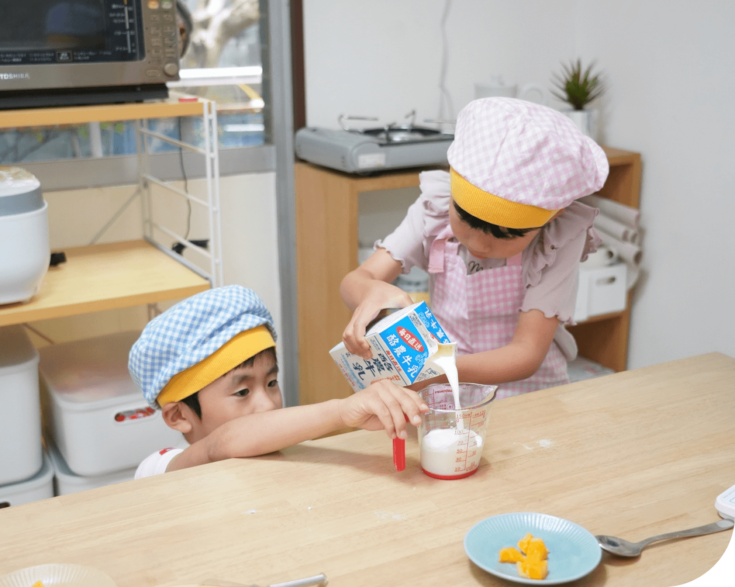 青空キッチンで料理する子どもたち