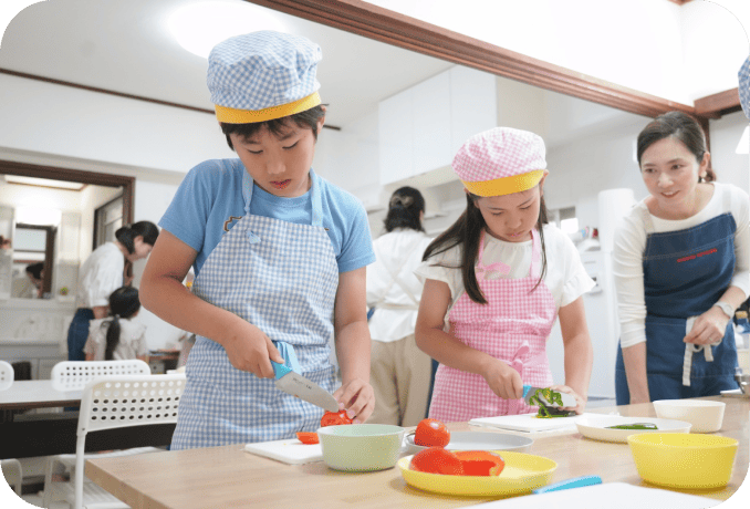 包丁を使って調理する子どもの様子