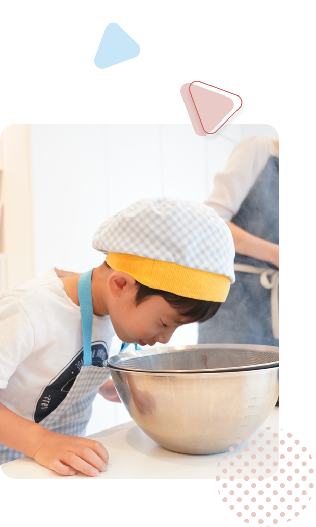 男の子が楽しく料理をするイメージ