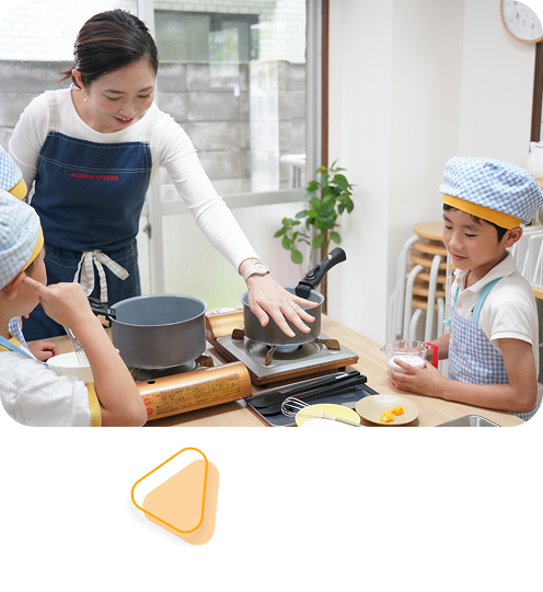 男の子が真剣に調理をする様子