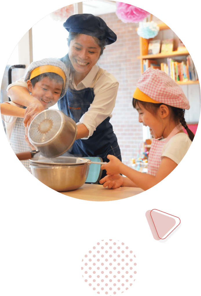 青空キッチン大森校で調理する子ども