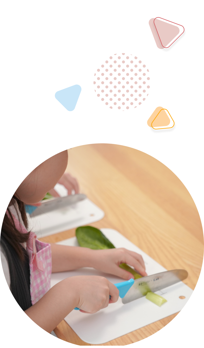 包丁で野菜を切る子どもたち