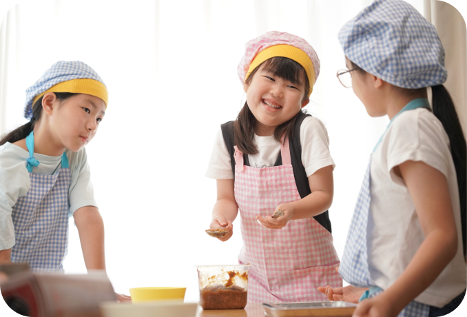 青空キッチン大森校で調理する子どもたち