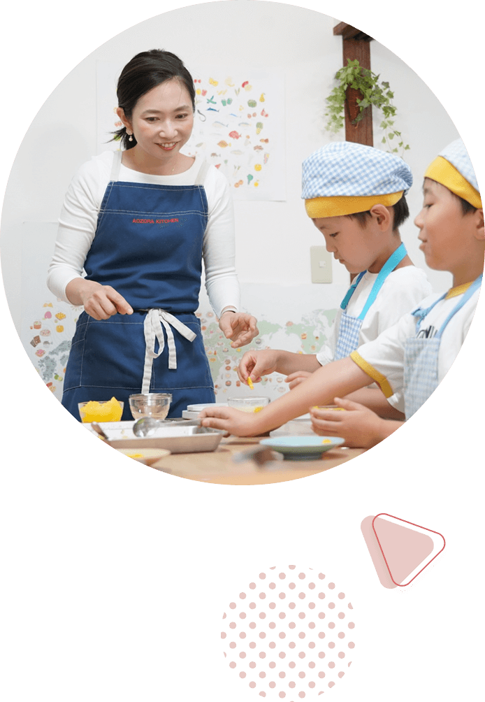 青空キッチン久が原校で調理する子ども