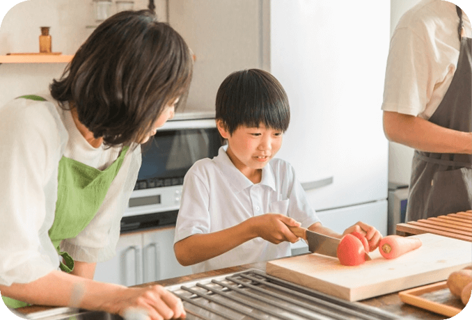 料理に挑戦する子ども