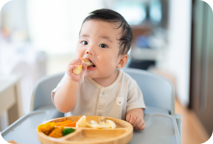 中期ごろの子どもにご飯を食べさせる様子