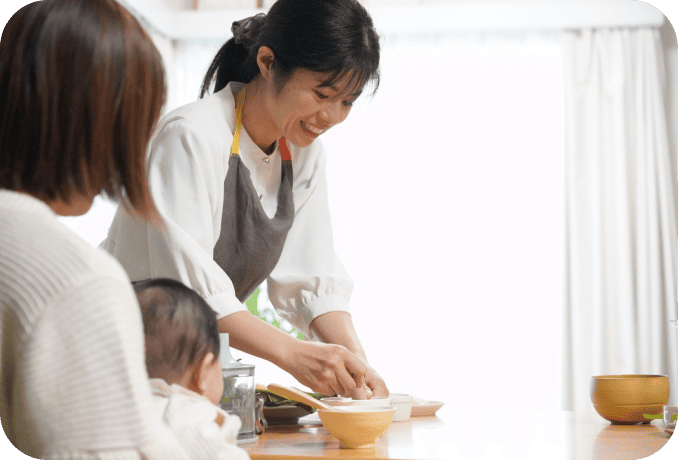 ママと離乳食を食べる赤ちゃん