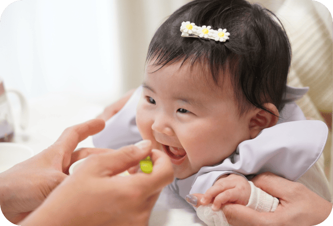 一人食べに挑戦する幼児