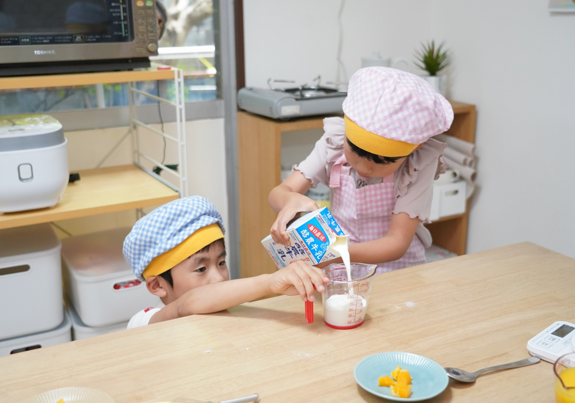 青空キッチンで子どもが料理するイメージ
