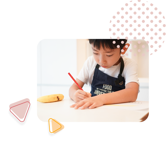 男の子が集中してものを書く様子