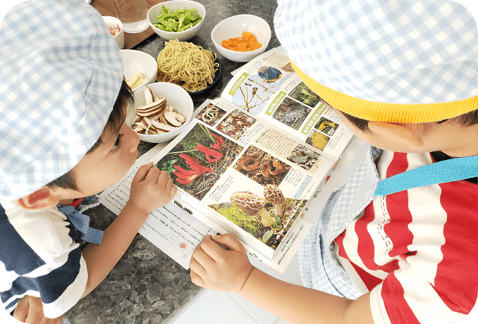 図鑑を調べる子ども