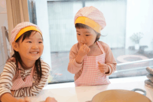 大田区久が原の子どもの食育スクール青空キッチンで、緊張しながらも料理に取り組む子どもたち