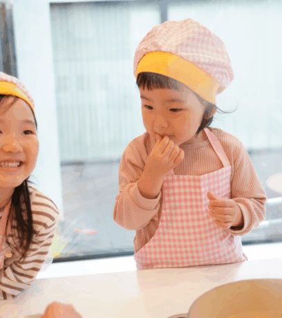 大田区久が原の子どもの食育スクール青空キッチンで、緊張しながらも料理に取り組む子どもたち