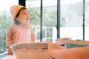 大田区久が原の子どもの食育スクール青空キッチンで、緊張しながらも料理に取り組む子どもたち