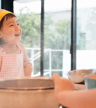 大田区久が原の子どもの食育スクール青空キッチンで、緊張しながらも料理に取り組む子どもたち