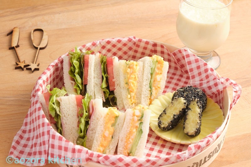 青空キッチン久が原校（大田区の子ども食育スクール）10月の基本メニュー（サンドイッチ(BLT・卵サラダ)・フルーツオレ・ごまおさつ）
