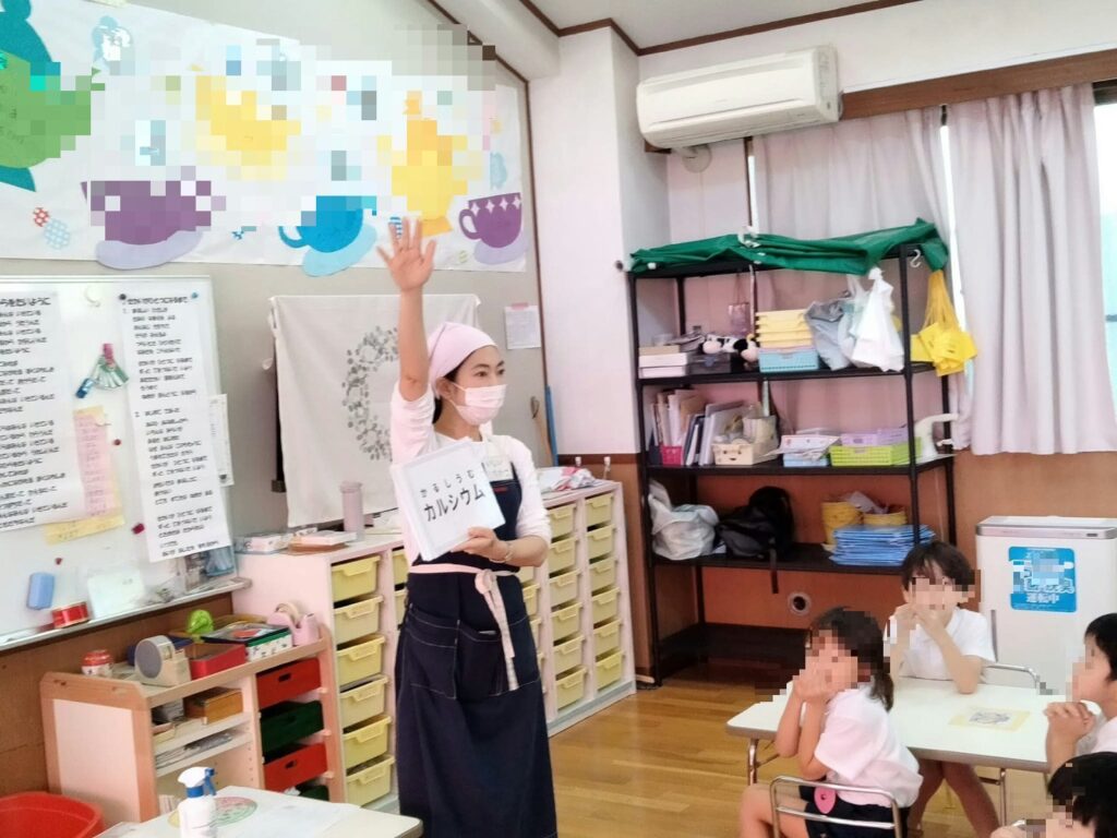 小松菜に触れて五感で学ぶ年長の子どもたち