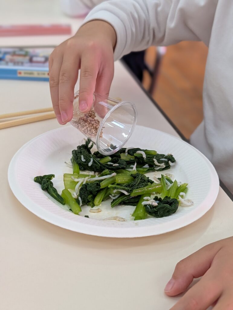 小松菜を使った食育レッスンで調理する子どもたち